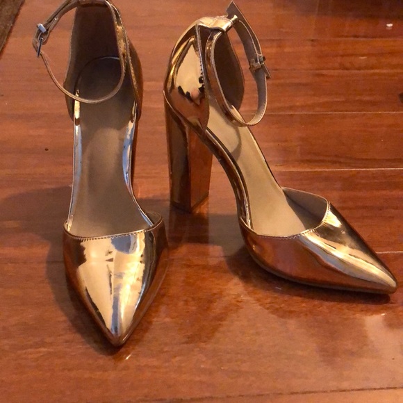 Metallic gold pointed toe pumps with ankle strap - Picture 3 of 6